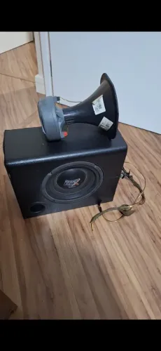 Caixa de som subwoofer com corneta