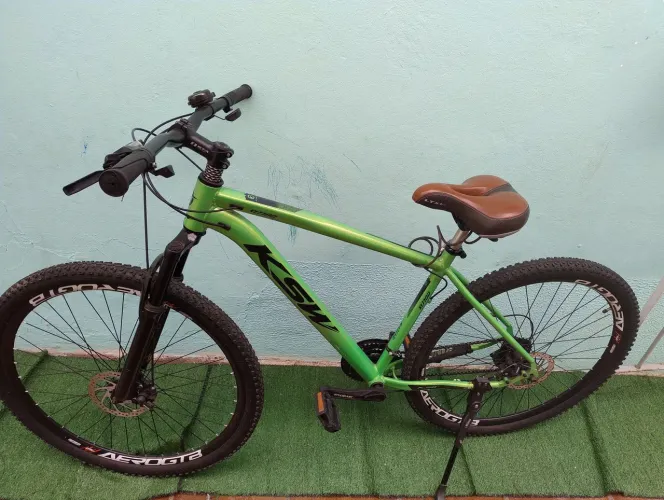 Bicicleta aro 29 semi nova muito pouco usada.