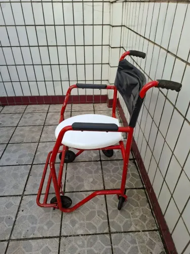 Cadeira de Banho ótimo estado 55cm larg oportunidade.