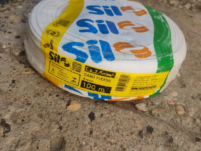 Vendo uma bola de fio branco de 2,5