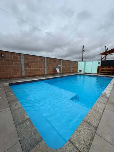 VENDE-SE ÁREA DE LAZER COM PISCINA E 2 KITNETS AO FUNDO