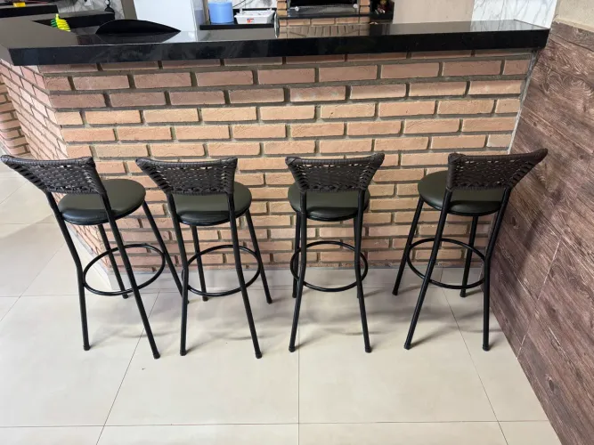 Kit com 4 banquetas altas para bancada - Excelente estado