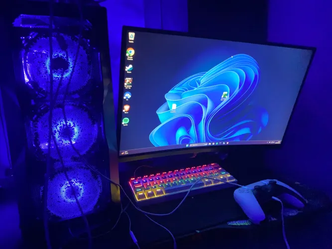Amd 5 5600 - RX 6600 XT EAGLE - DDR4 32gb SSD MONITOR 24 curvo