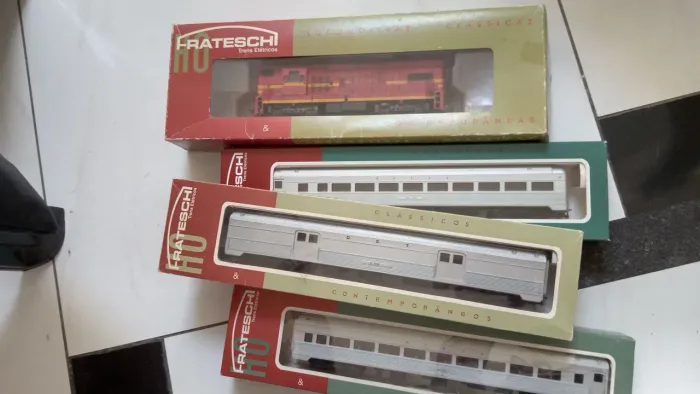 Miniatura de trem elétrico locomotiva Frateschi lote com 3 vagões