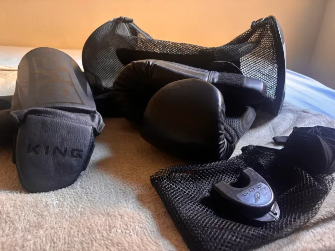 Kit Muay Thai / Boxe Completo Preto - Luva 14oz + Caneleira + Bandagem + Bucal