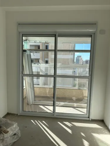 Porta-Balcão de Alumínio Branco 2,44 x 1,92 m com Persiana Integrada - Estado de Novo