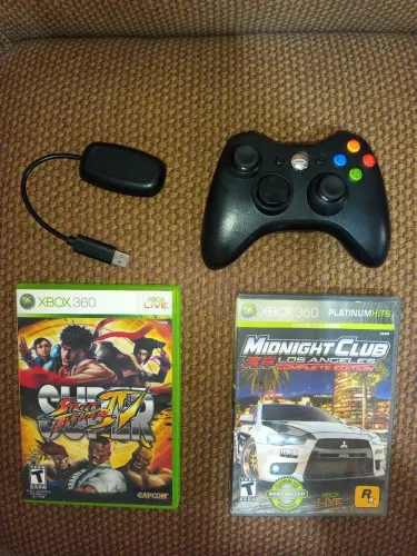 2 jogos originais e um controle paralelo, porém novo e mais um cabo de HDMI.