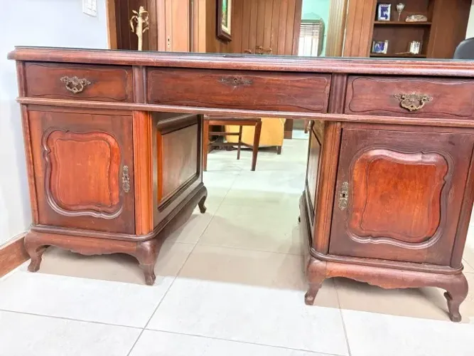 Mesa Antiga em Madeira Nobre - R$ 7.500