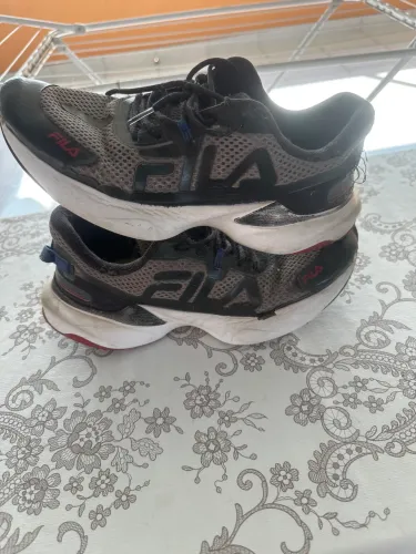 Vendo tênis de corrida fila usado