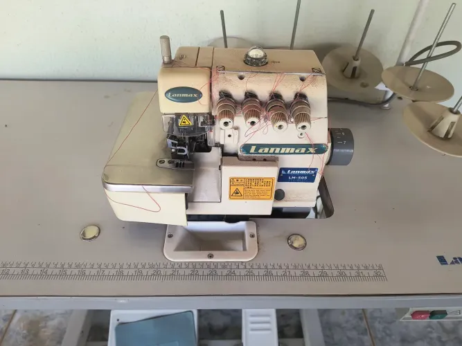Máquina de Costura Industrial Lanmax LM-505 com Mesa e Pedal