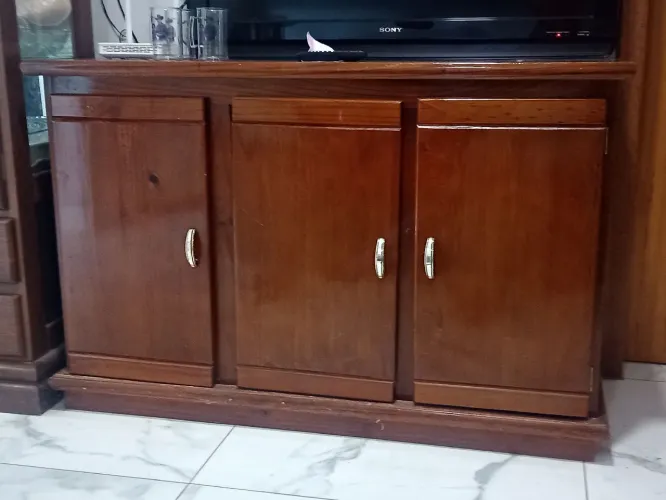 Buffet madeira maciça com revestimento em resina