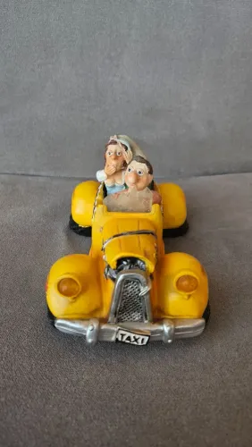 Cofre Decorativo Táxi Amarelo com Casal de Noivos