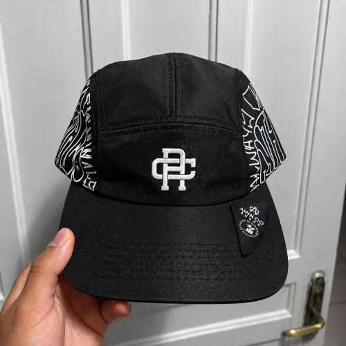 Boné Preto Streetwear 5 Panel com Estampa Graffiti - Regulável