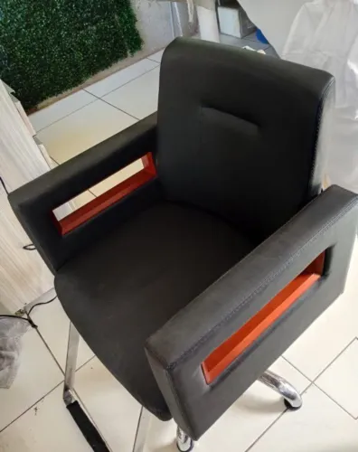 Vendo cadeira e carrinho auxiliar para salão