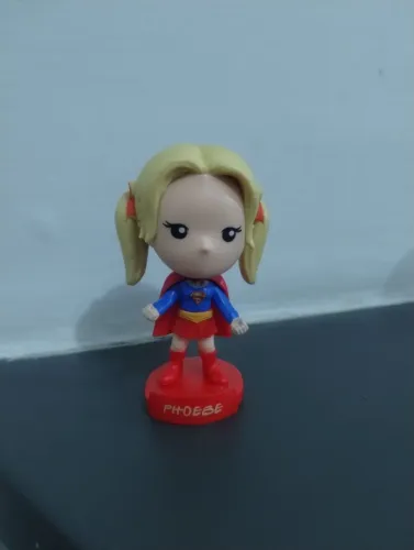 Phoebe bobs