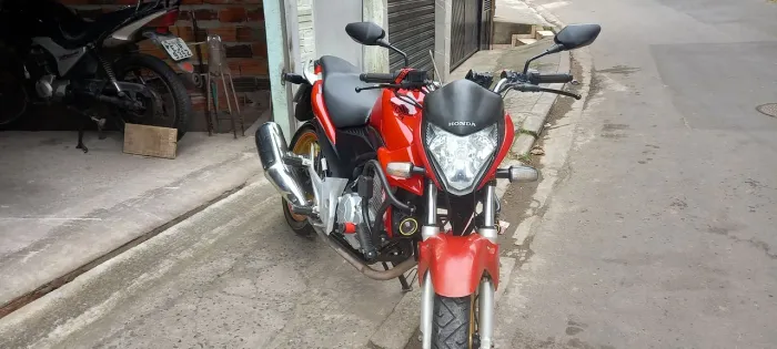 Moto CB 300 vermelha