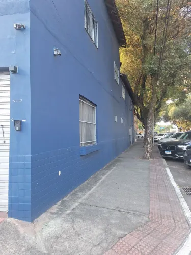 Prédio comercial frente para avenida 