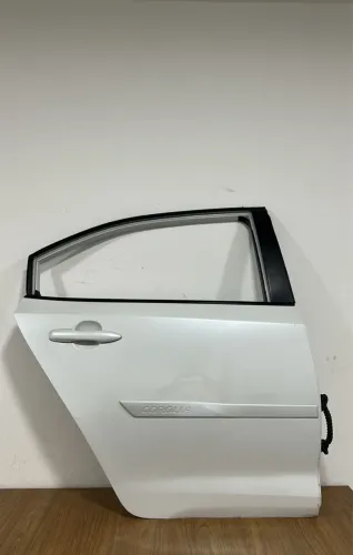 Porta traseira lado direito Toyota Corolla 2023
