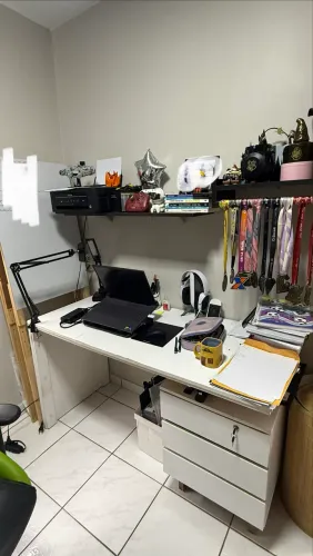 Escrivaninha com quadro de avisos 