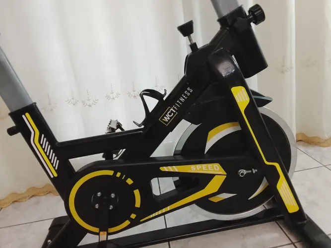 Bicicleta Spinning com roda de inércia de 13kg WCT Fitness