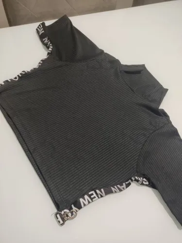 Blusa gola alta croped cor chumbo 