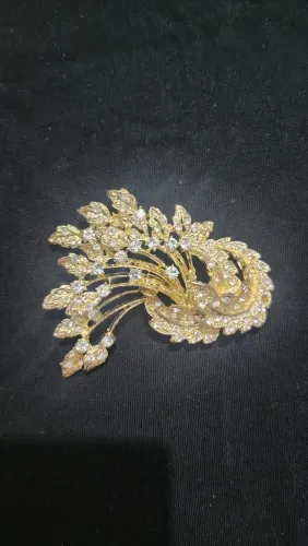 Um broche e duas pulseiras ano 70