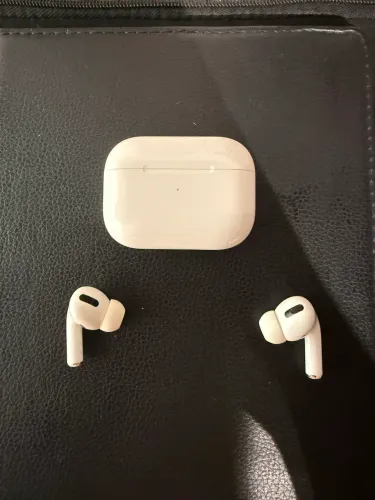 Air Pods Pro Primeira geração (defeito no lado direito apenas)