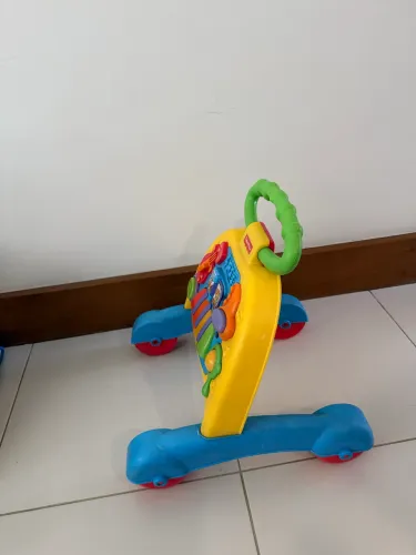 Andador musical com atividades Fisher Price