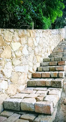 Muro de pedra escadaria tudo em pedras 