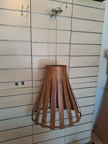 Luminária artesanal pvc cor marrom 23cm diâmetro topo x 60cm diâmetro a base x 60 cm alt.