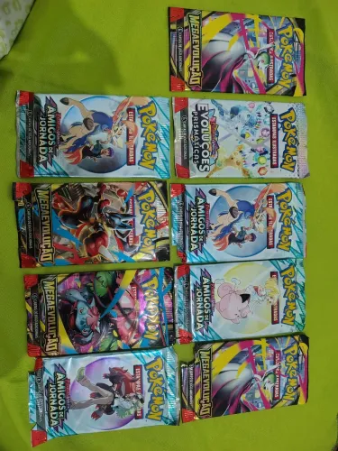 Pacote de figurinhas Booster pokémon 10 reais cada pacote 
