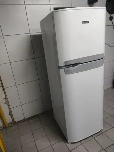 Geladeira frost free gelando perfeitamente bem conservada faço entrega 
