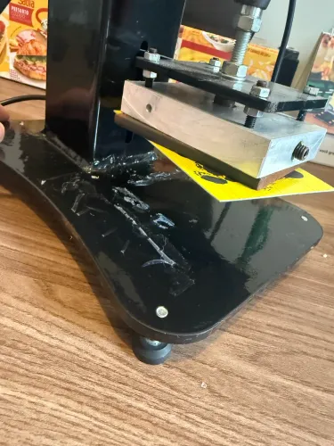 Máquina de hot stamping e relevo