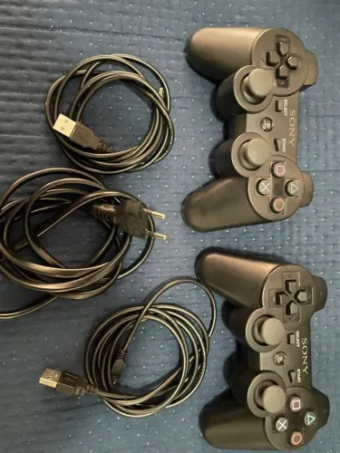 VENDO PS3 SLIM DESBLOQUEADO COM 2 CONTROLES 3 CDs e 4 JOGOS NA MEMÓRIA. 