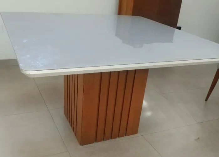 Mesa de Jantar com base ripada excelente estado