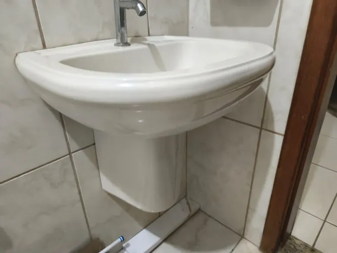 Pia para banheiro de louça e coluna