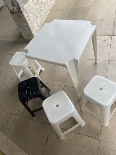 Mesa de Plástico + 4 banquetas