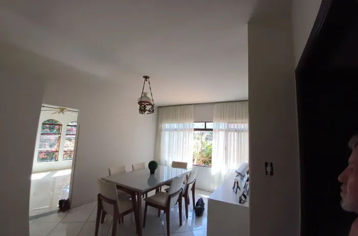 Mesa com 6 cadeiras estofadas