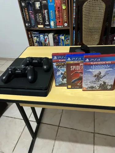 Vendo PlayStation 4 Slim 500GB 3 jogos 2 controles R$1.350,00