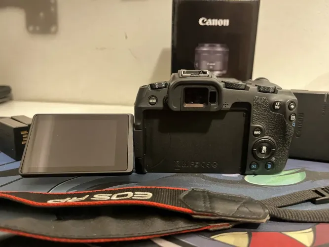 Canon EOS RP Full Frame + RF 35mm 1.8 + RF 50mm 1.8 + 2 Baterias + Acessórios