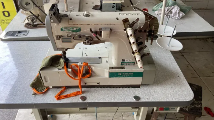 Máquina de costura Colarete aberta 