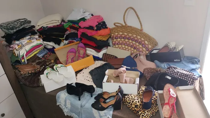 Lote de roupas e acessórios para brechó, peças lindas e prontas pra uso , sem avarias ?