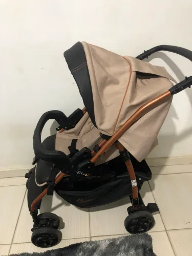 Carro de bebê e bebê conforto
