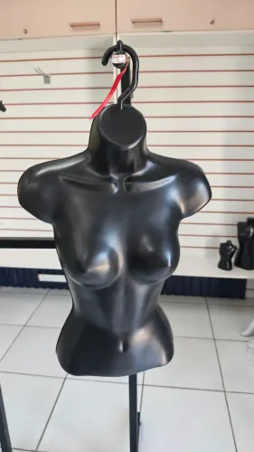Cabide silhueta feminina preta