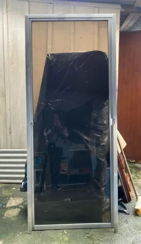 Porta de Alumínio de Abrir com Vidro Fumê e Batente - 2,06m x 83,5cm