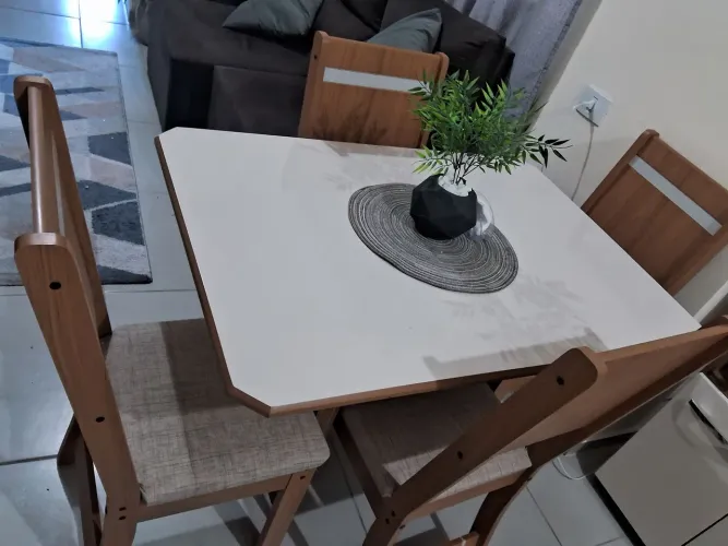 Mesa com 4 cadeiras estofadas