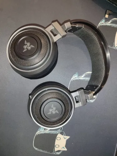 Headphone over-ear gamer sem fio Razer Nari Ultimate preto com luz RGB