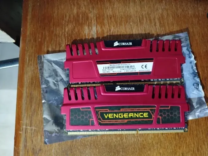 2 x Memória Ram Corsair 8gb Corsair Vengeance Cmz8gx3m1a1866