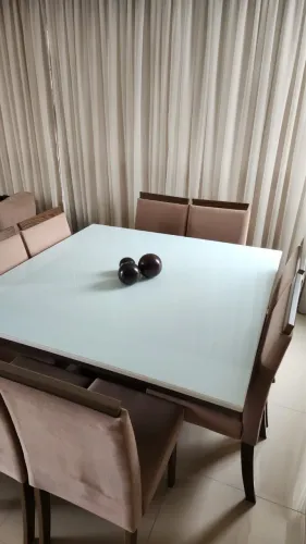 Mesa quadrada com 8 cadeiras