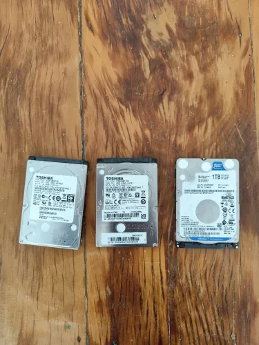 Lote 3 HDs SATA 2,75TB Total - Toshiba e WD